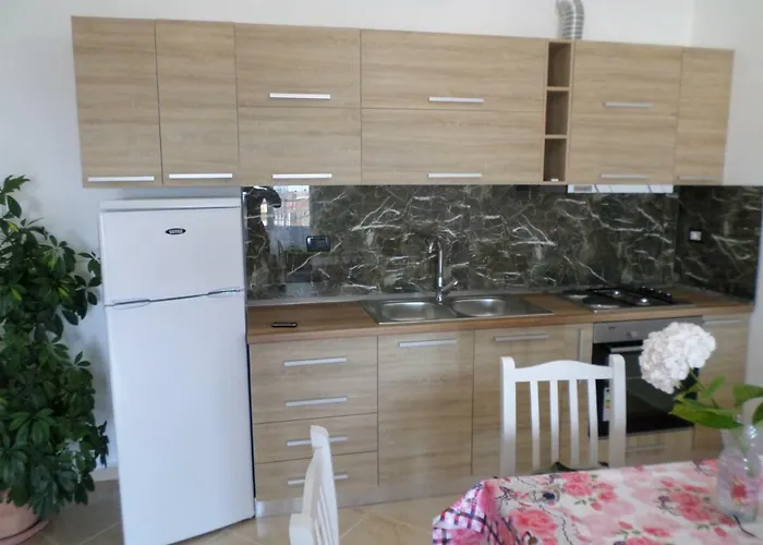 Lindita's Seaview דירה